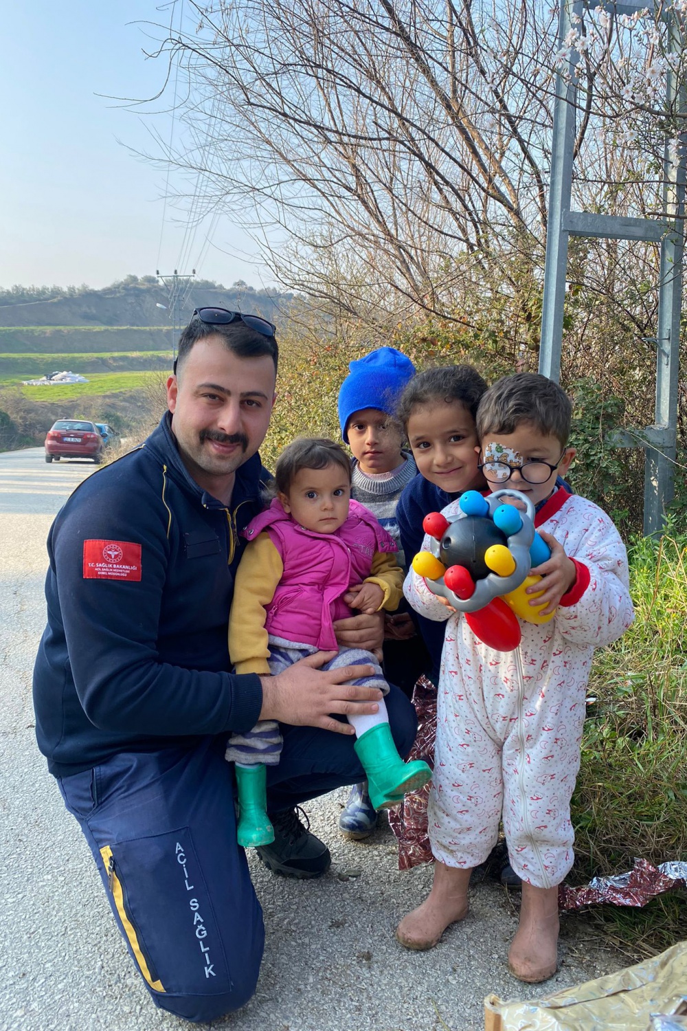 Sağlık çalışanları depremzede çocukları sevindirdi 26