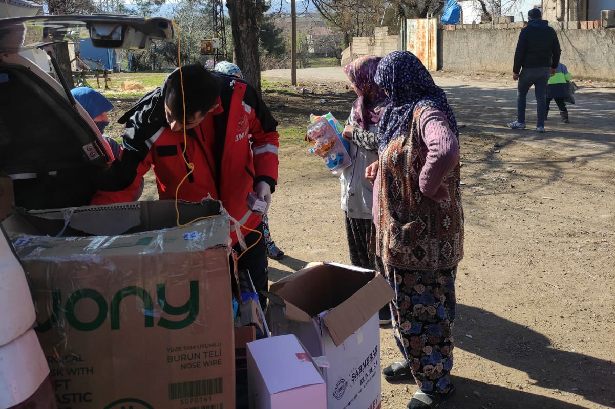 Sağlık çalışanları depremzede çocukları sevindirdi 7