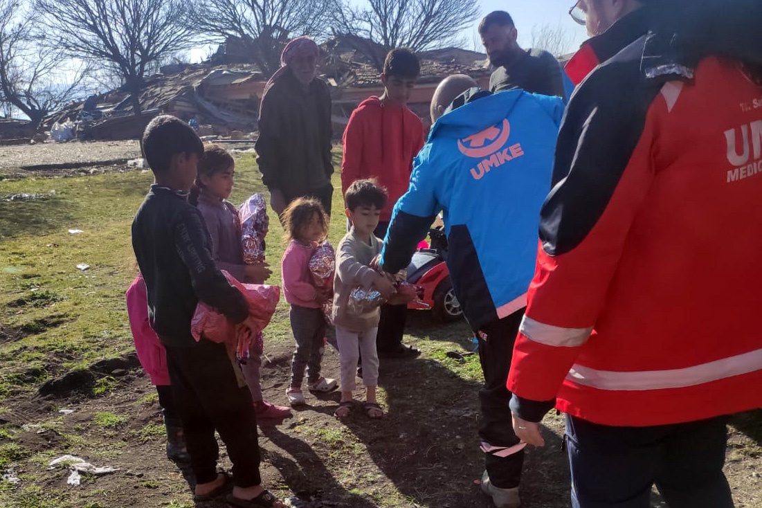 Sağlık çalışanları depremzede çocukları sevindirdi 8