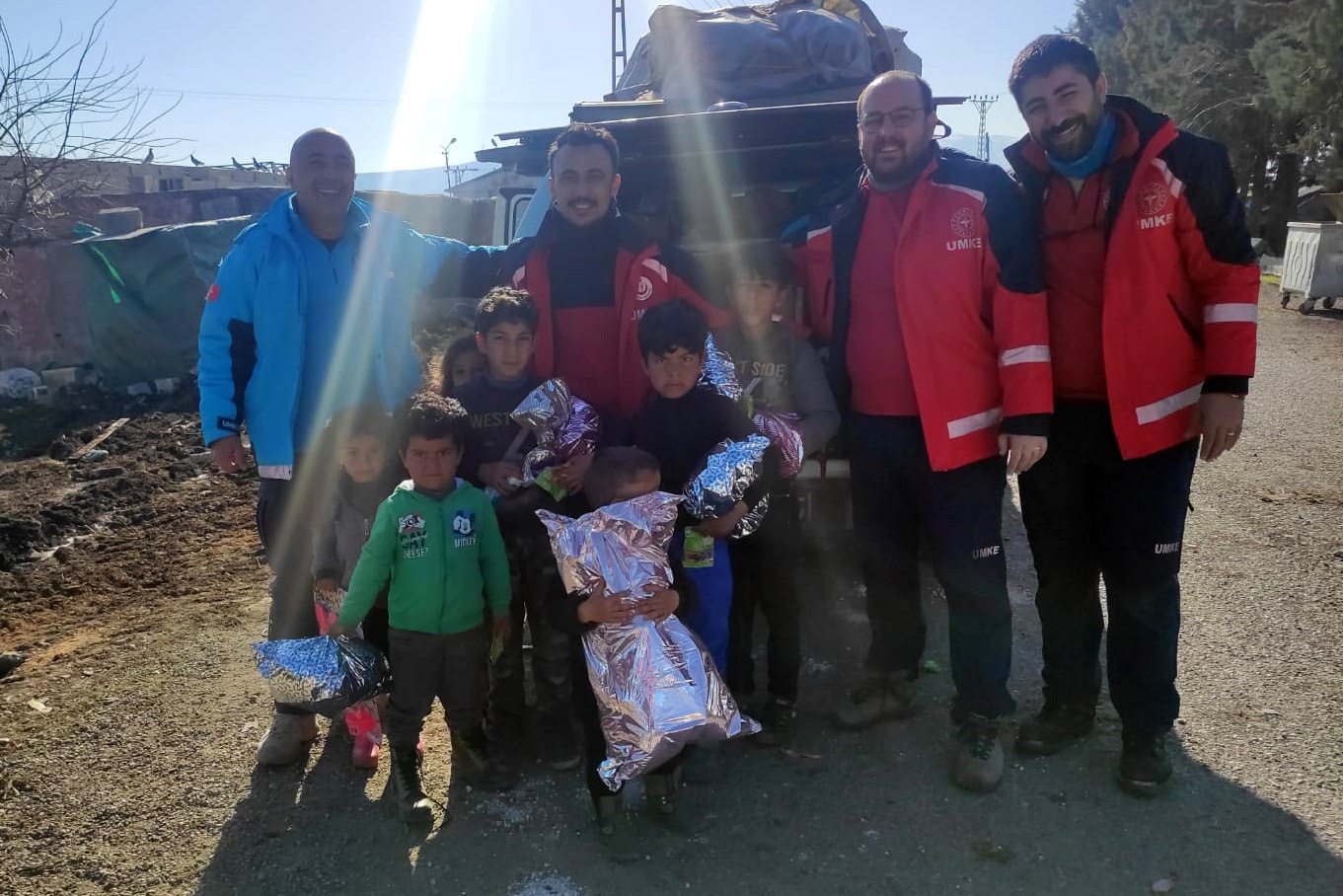 Sağlık çalışanları depremzede çocukları sevindirdi 15