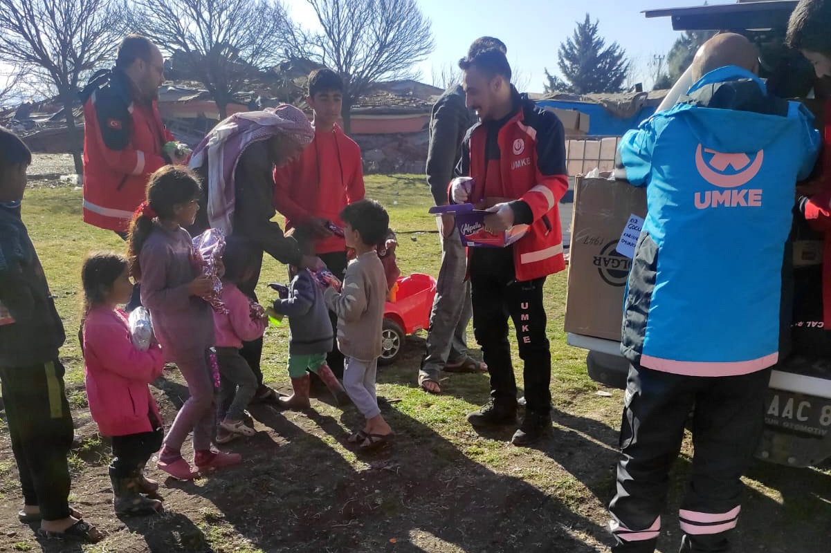 Sağlık çalışanları depremzede çocukları sevindirdi 10