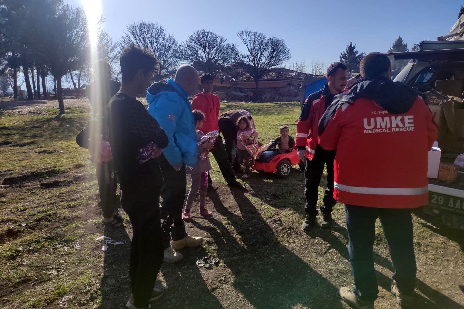 Sağlık çalışanları depremzede çocukları sevindirdi 20