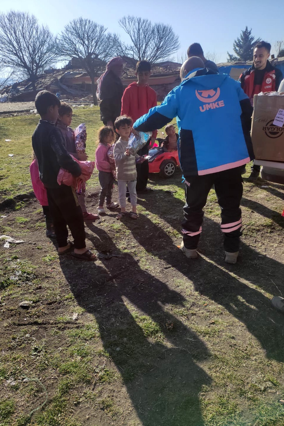 Sağlık çalışanları depremzede çocukları sevindirdi 19