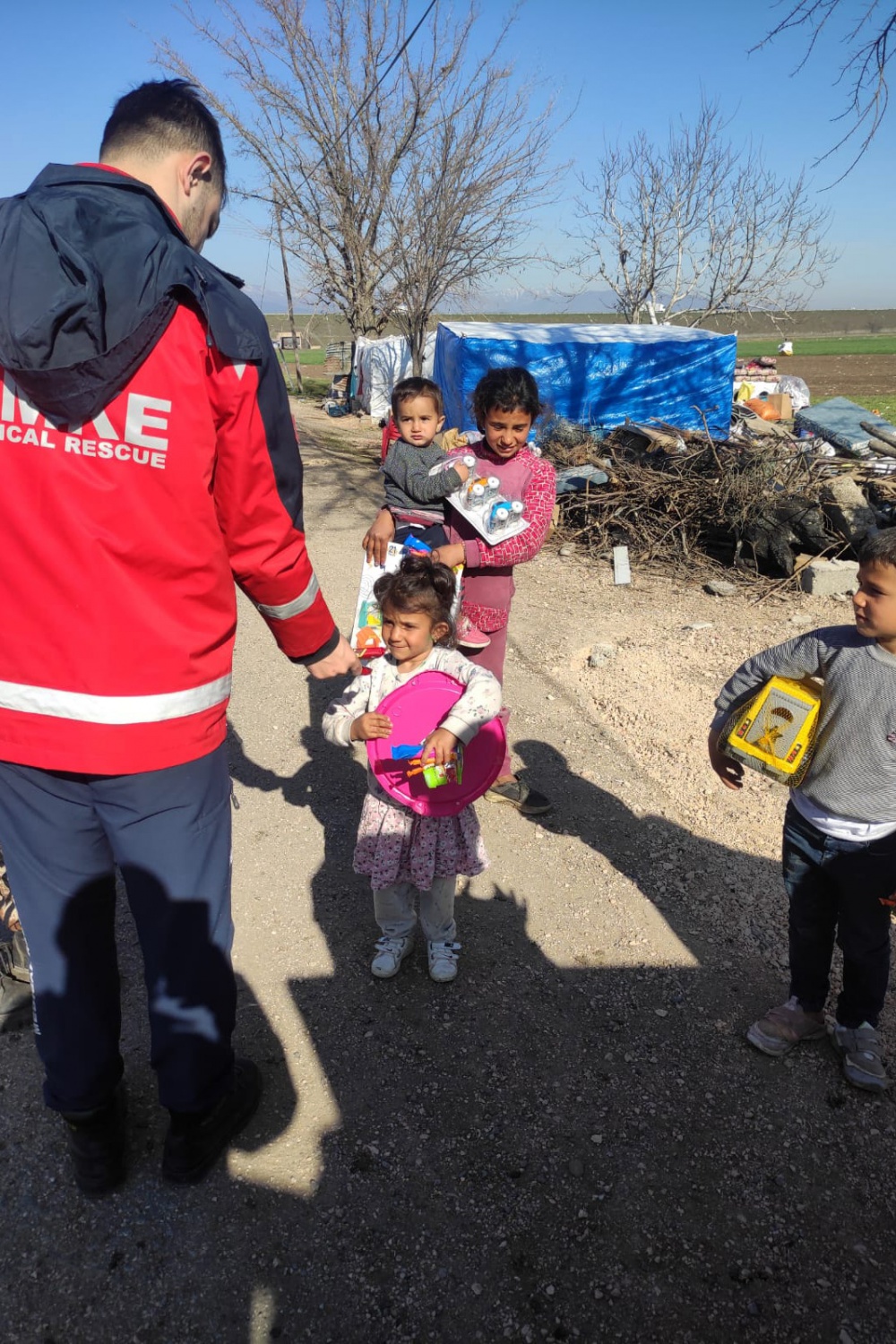 Sağlık çalışanları depremzede çocukları sevindirdi 22