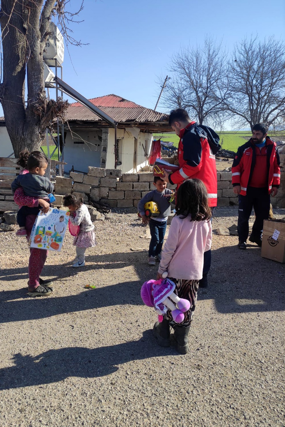 Sağlık çalışanları depremzede çocukları sevindirdi 23
