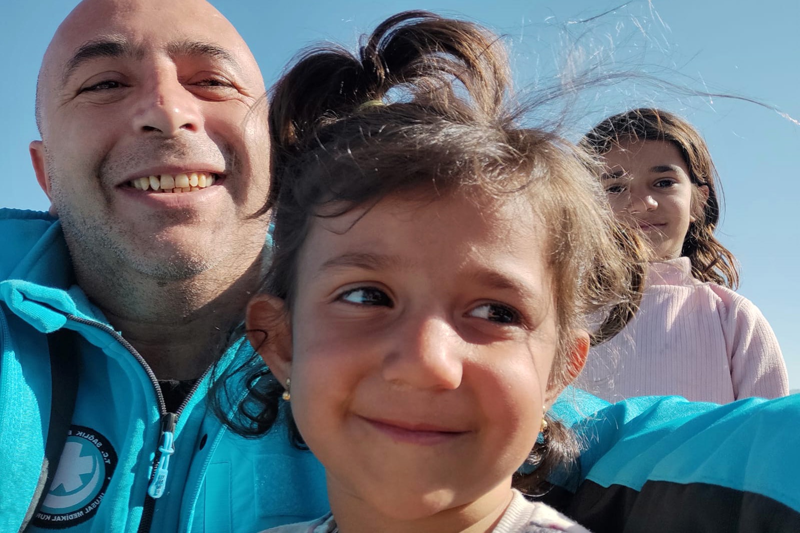 Sağlık çalışanları depremzede çocukları sevindirdi 18