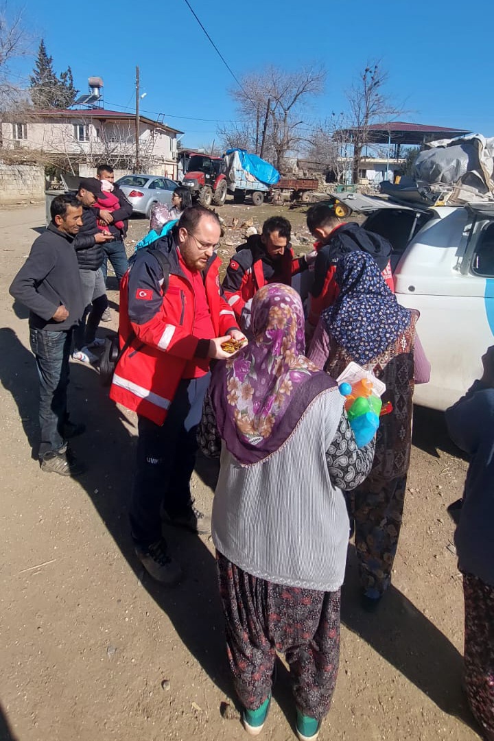Sağlık çalışanları depremzede çocukları sevindirdi 14