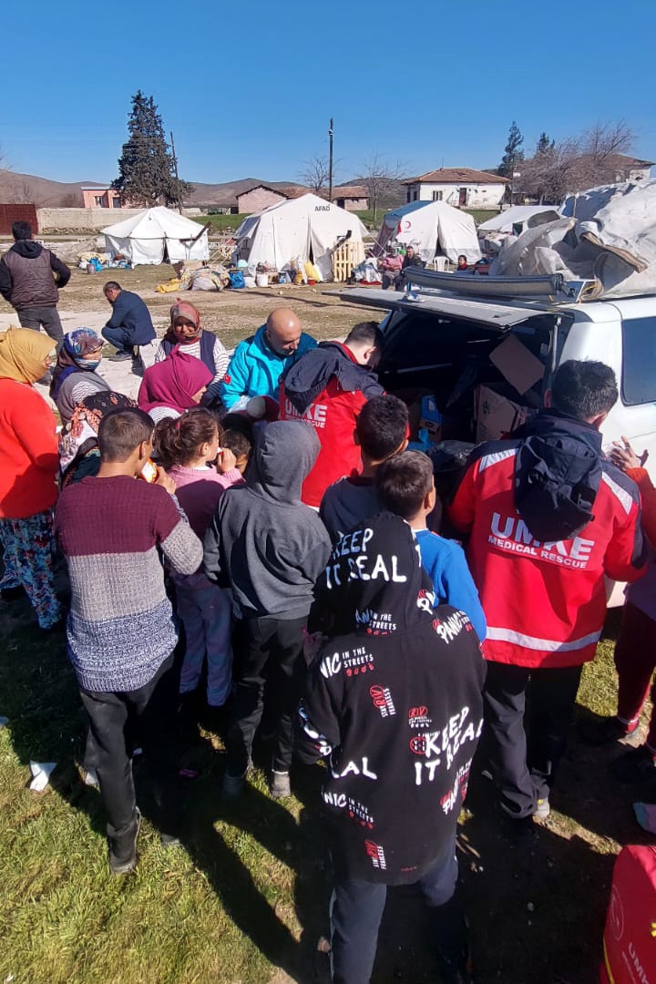 Sağlık çalışanları depremzede çocukları sevindirdi 13