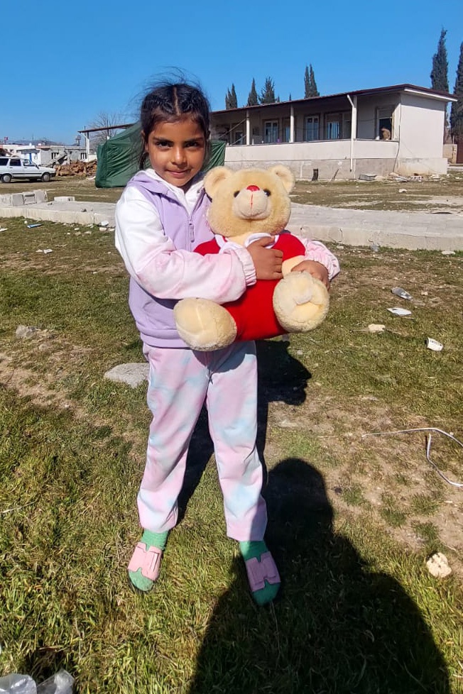 Sağlık çalışanları depremzede çocukları sevindirdi 11