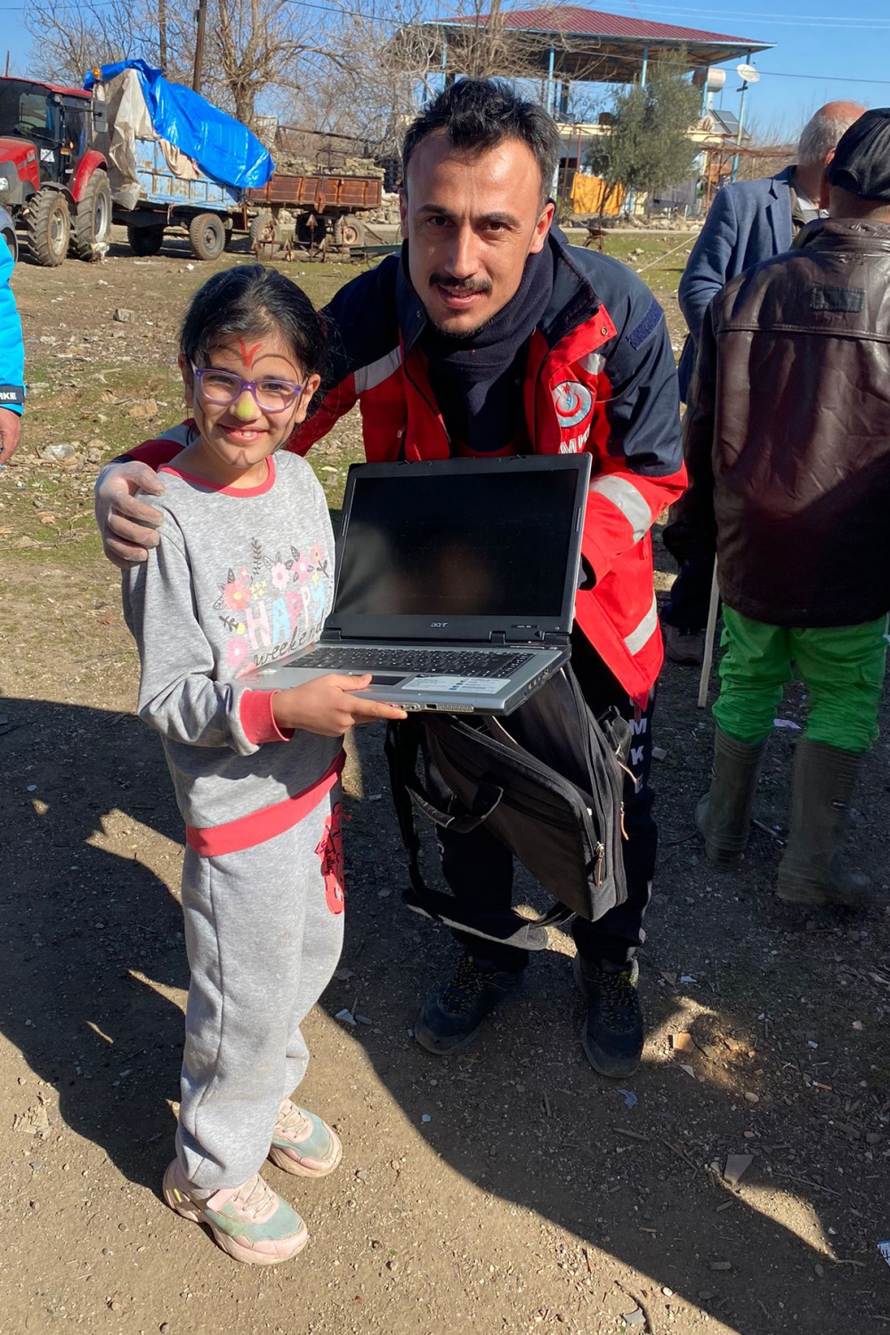 Sağlık çalışanları depremzede çocukları sevindirdi 24