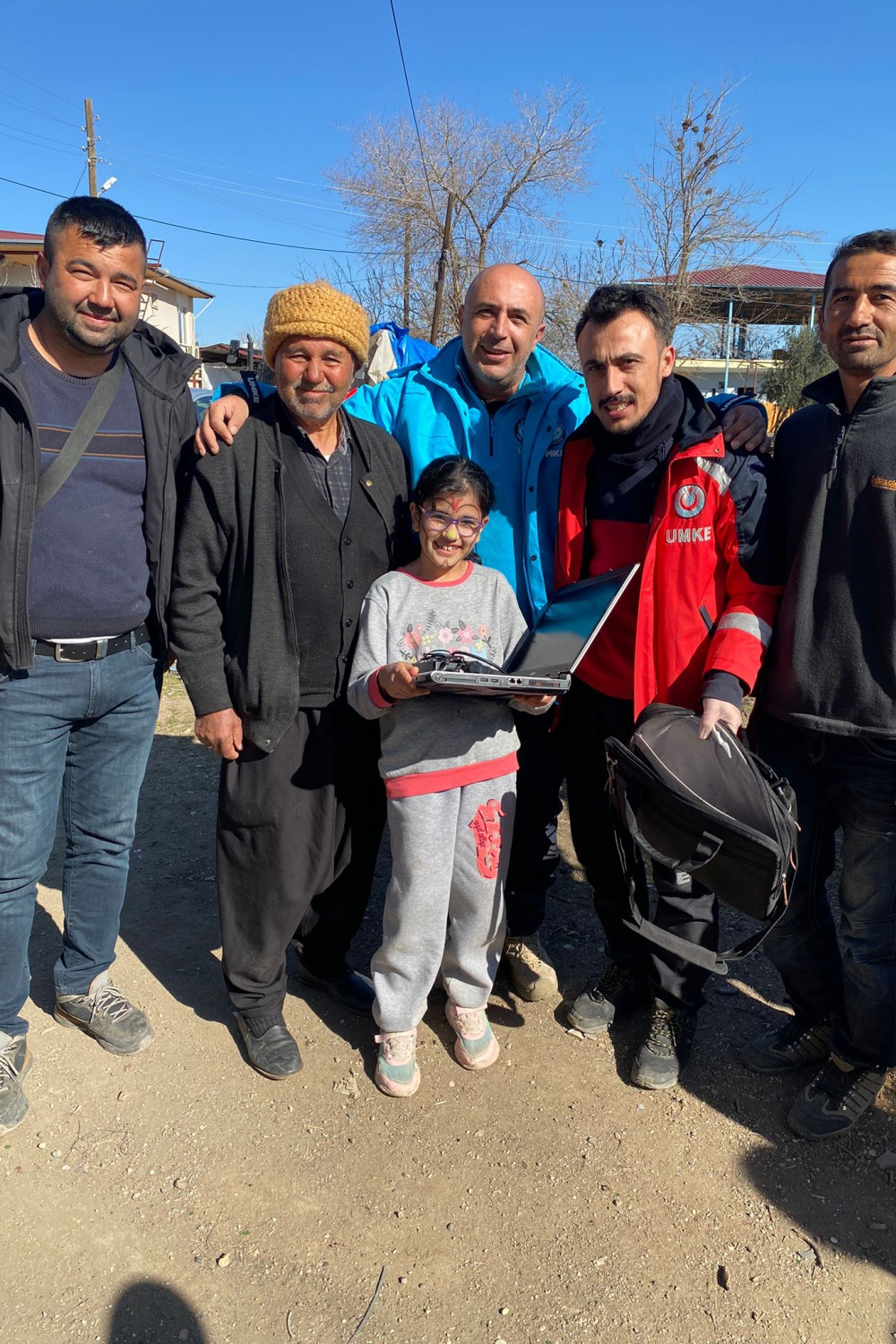 Sağlık çalışanları depremzede çocukları sevindirdi 25