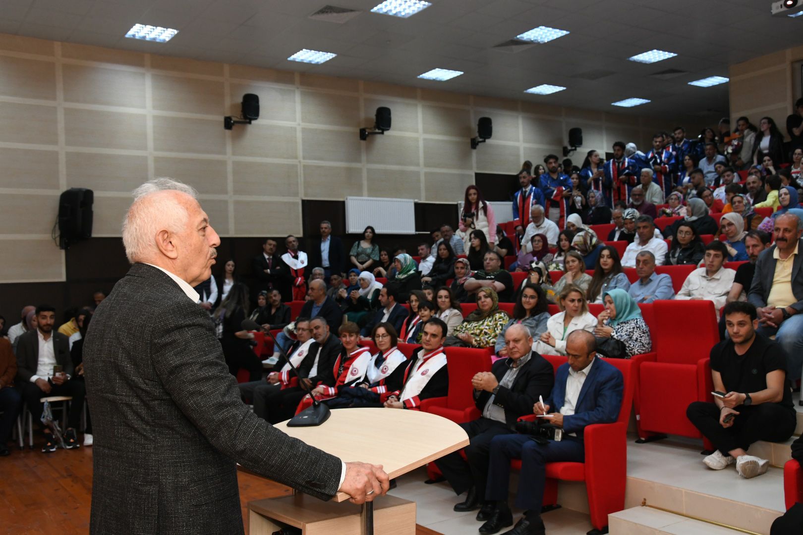 İletişim Fakültesinde mezuniyet coşkusu 8