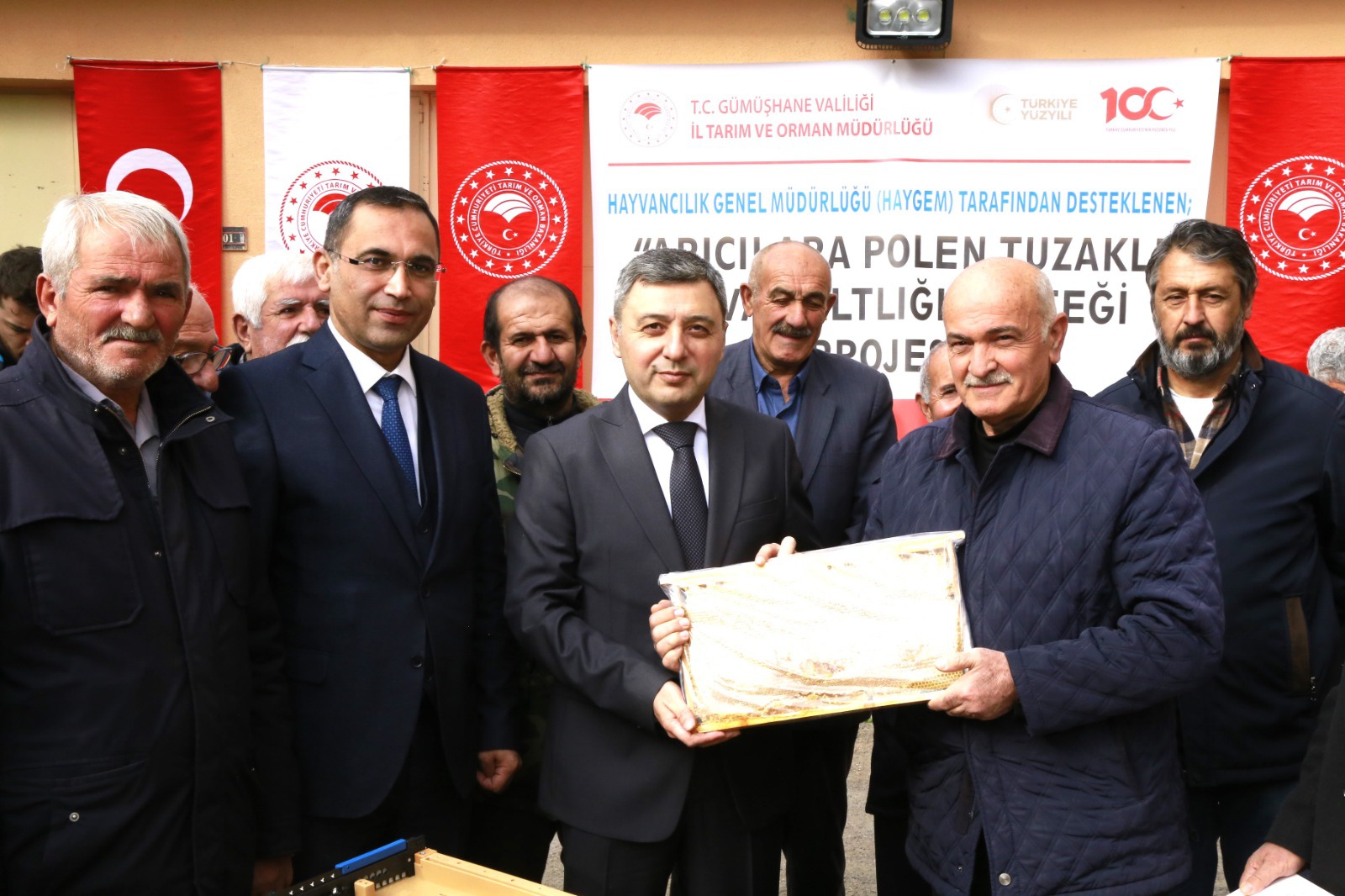 Gümüşhane’de arıcılara bin 320 adet polen tuzaklı kovan altlığı dağıtıldı 6