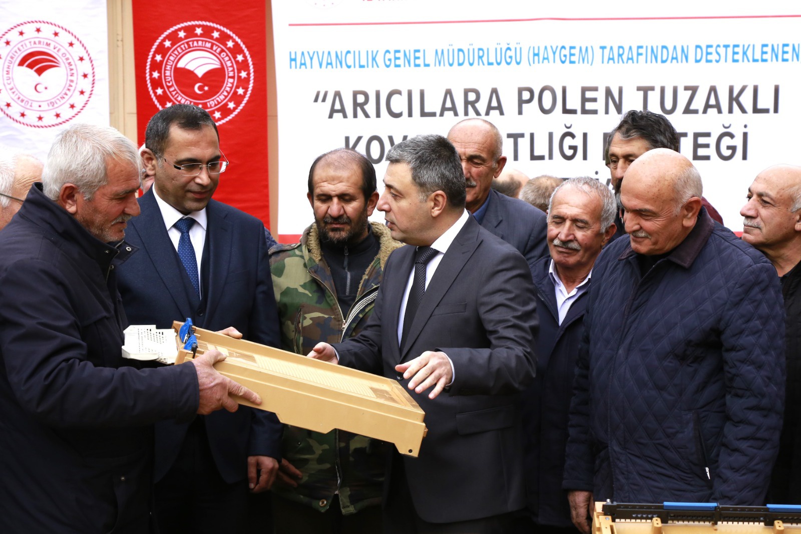 Gümüşhane’de arıcılara bin 320 adet polen tuzaklı kovan altlığı dağıtıldı 7