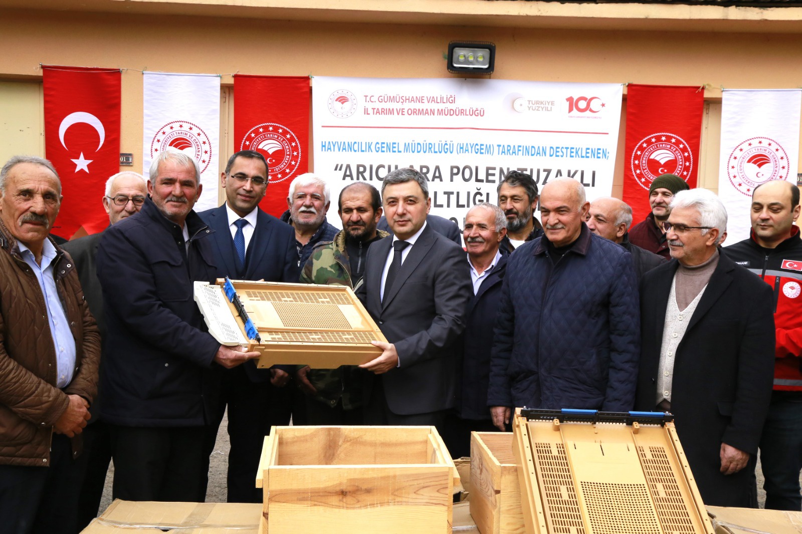 Gümüşhane’de arıcılara bin 320 adet polen tuzaklı kovan altlığı dağıtıldı 1