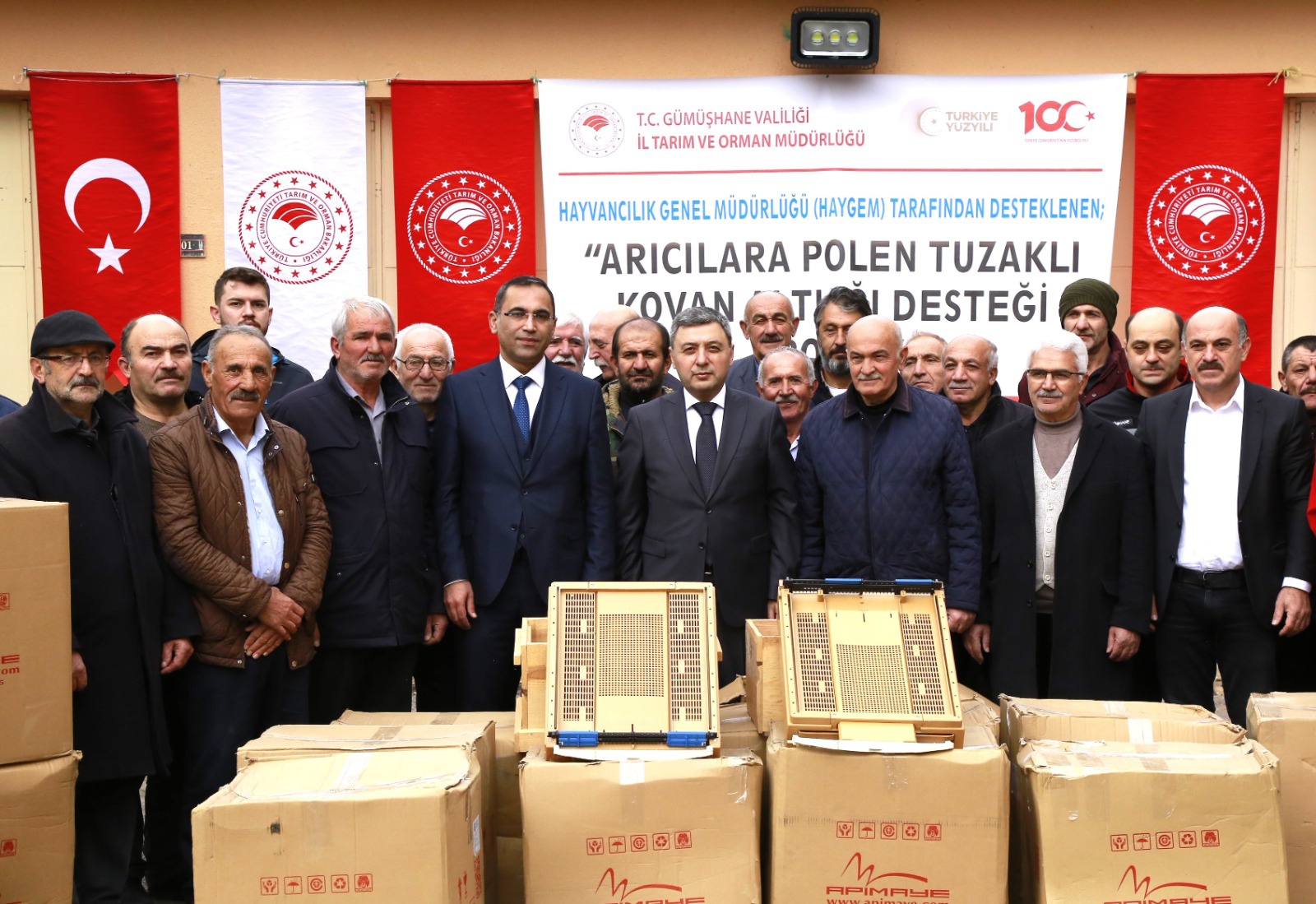 Gümüşhane’de arıcılara bin 320 adet polen tuzaklı kovan altlığı dağıtıldı 3