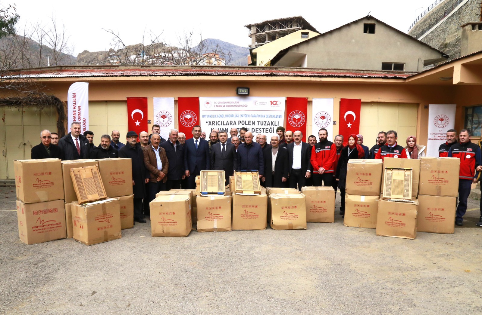 Gümüşhane’de arıcılara bin 320 adet polen tuzaklı kovan altlığı dağıtıldı 2