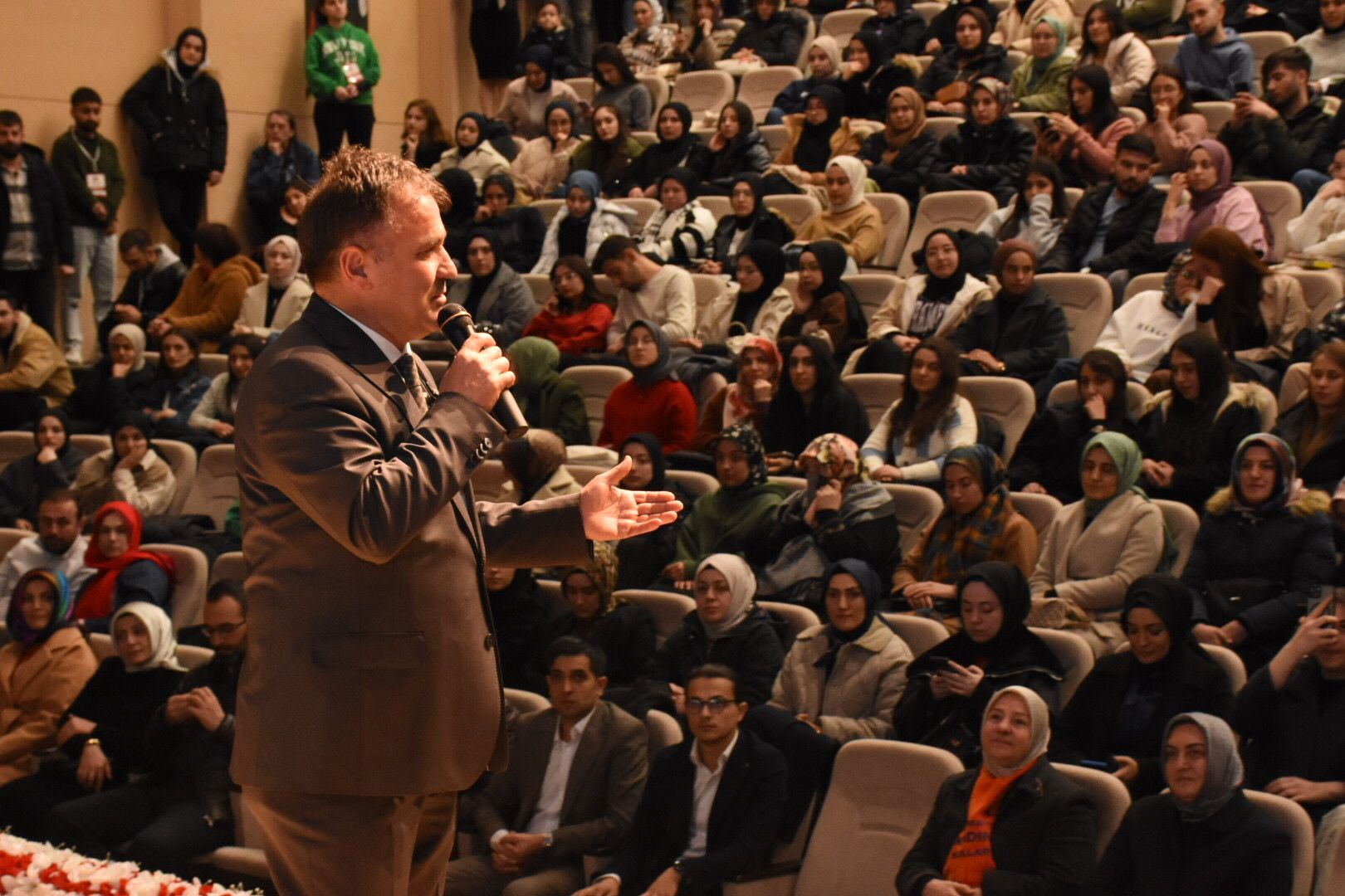 Hayati İnanç’tan “Can veren pervaneler” söyleşisi 12