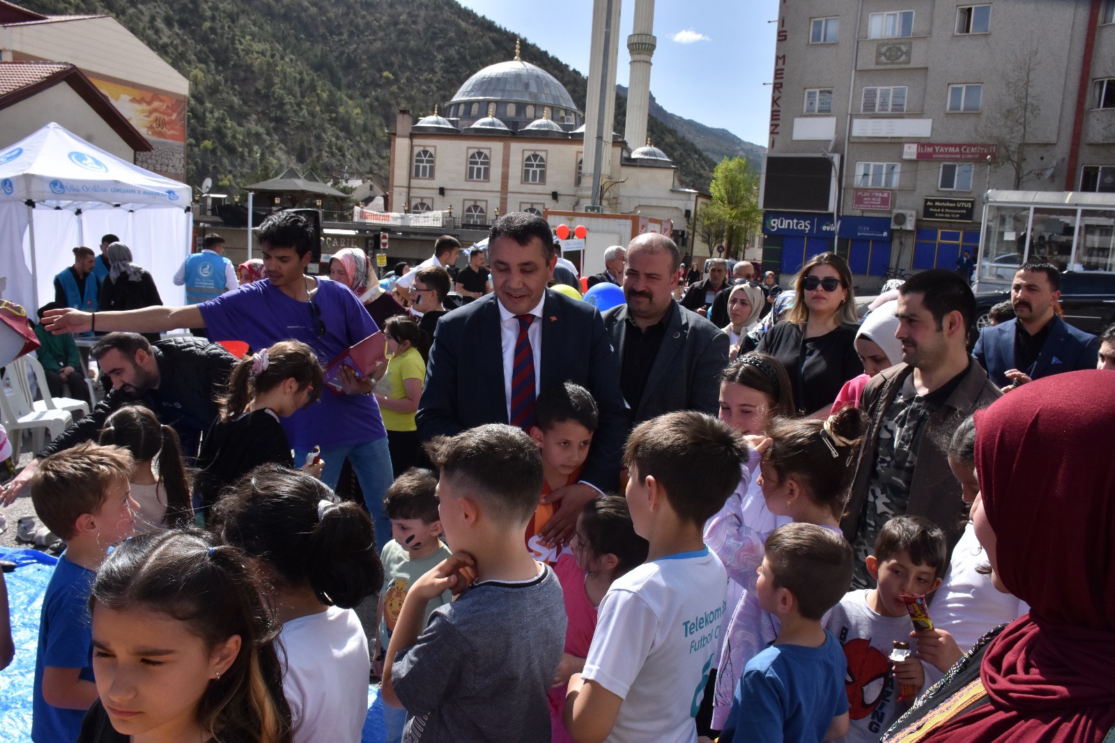 Ülkü Ocakları çocukları sevindirdi 10