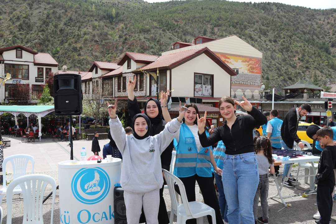 Ülkü Ocakları çocukları sevindirdi 38