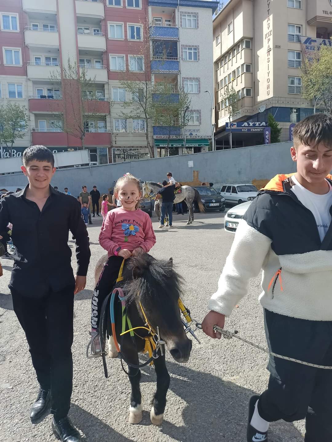 Ülkü Ocakları çocukları sevindirdi 12