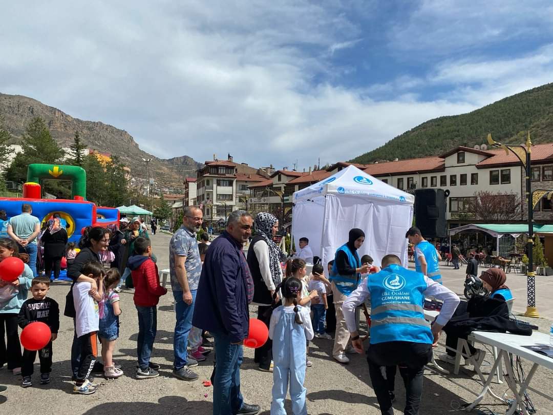 Ülkü Ocakları çocukları sevindirdi 30