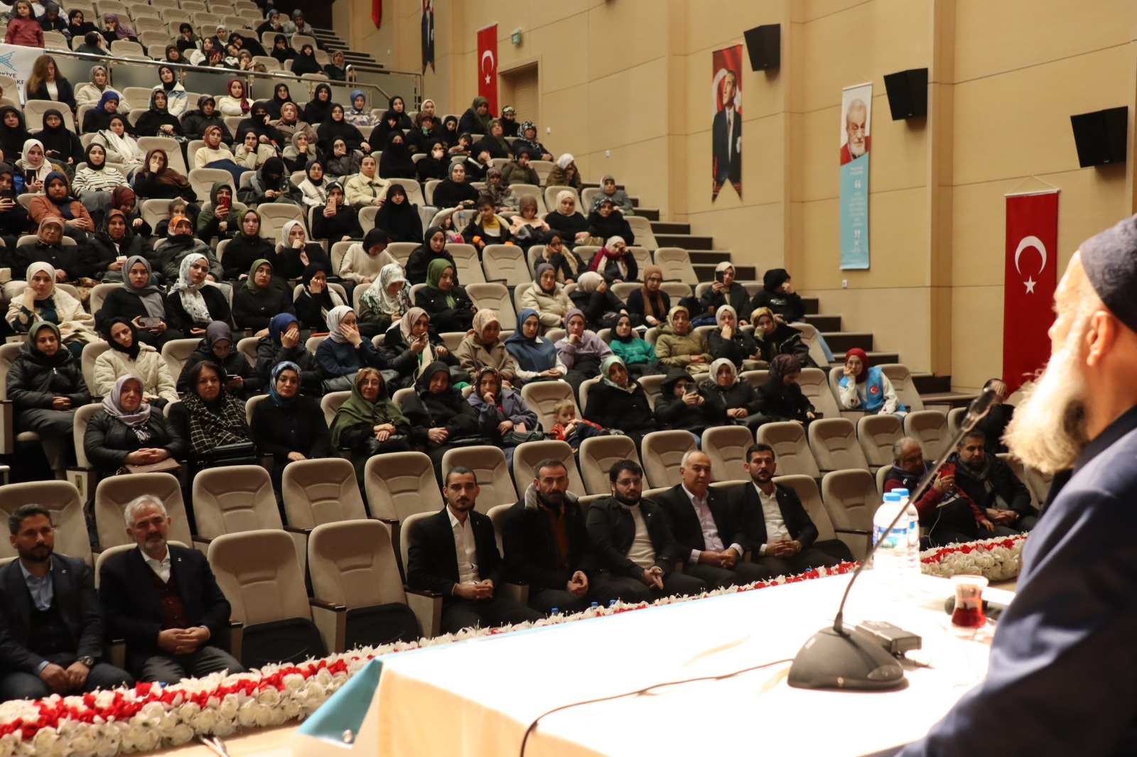 Gümüşhane’de "Tıbbi Devadan Ruhi Devaya" konferansı düzenlendi 11