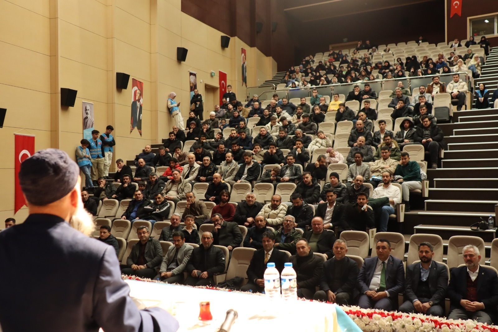 Gümüşhane’de "Tıbbi Devadan Ruhi Devaya" konferansı düzenlendi 15