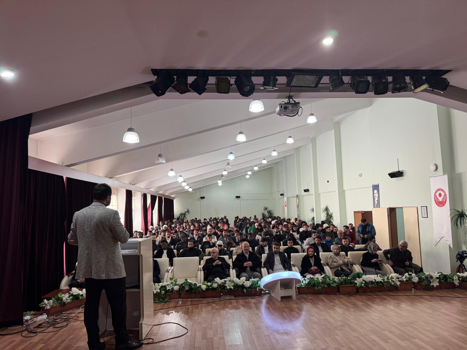 Üniversiteliler Kur’an-ı Kerim’i en güzel okumak için yarıştı 9