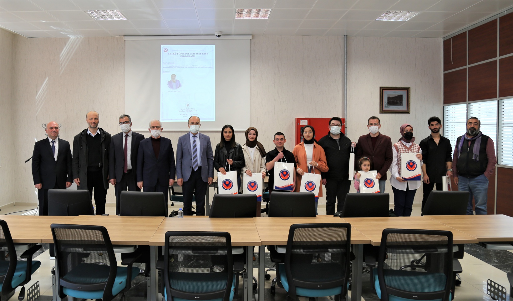 Üniversitede en çok kitap okuyanlara ödülleri verildi 4