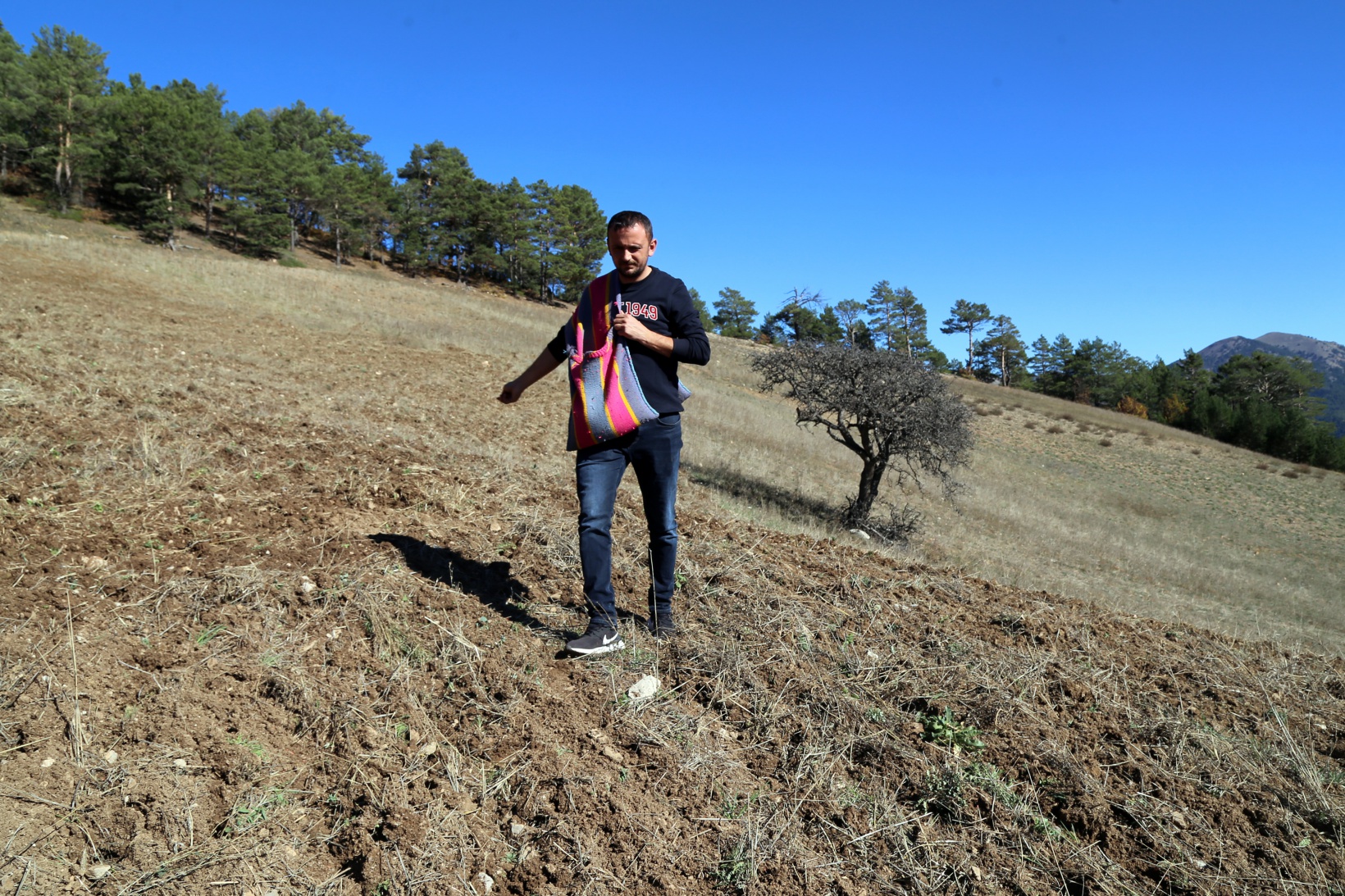 Kuşlar aç kalmasın diye 11 yıldır boş tarlaları ekiyorlar 7