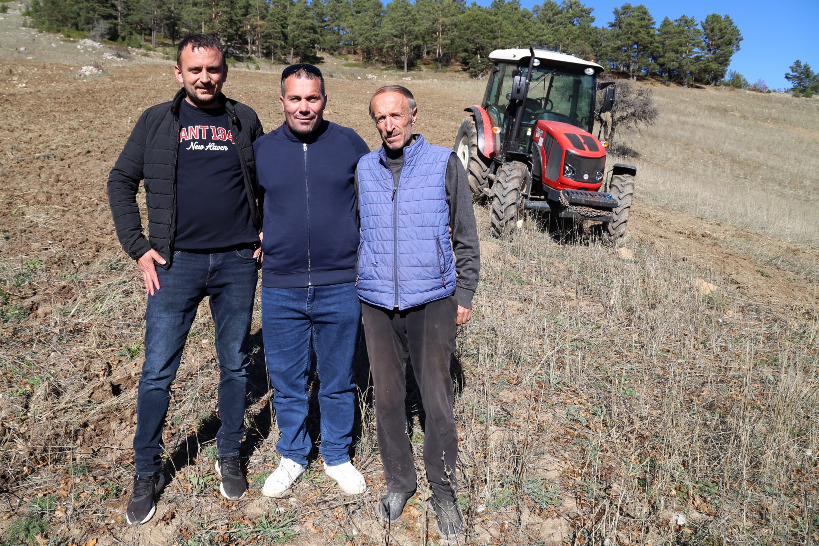 Kuşlar aç kalmasın diye 11 yıldır boş tarlaları ekiyorlar 5