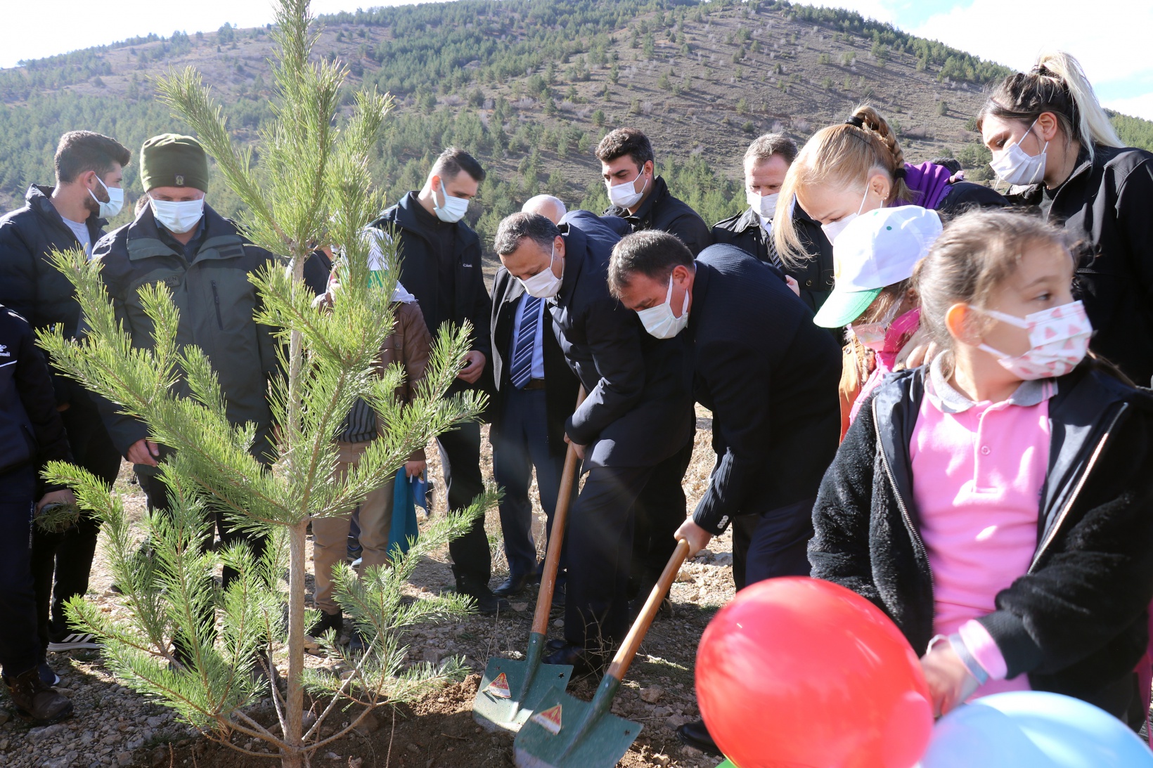 Gümüşhane’de Milli Ağaçlandırma Gününde binlerce fidan toprakla buluştu 38