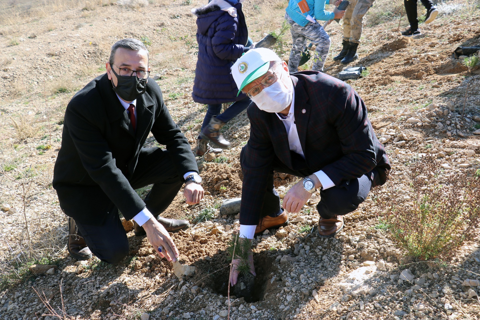 Gümüşhane’de Milli Ağaçlandırma Gününde binlerce fidan toprakla buluştu 4