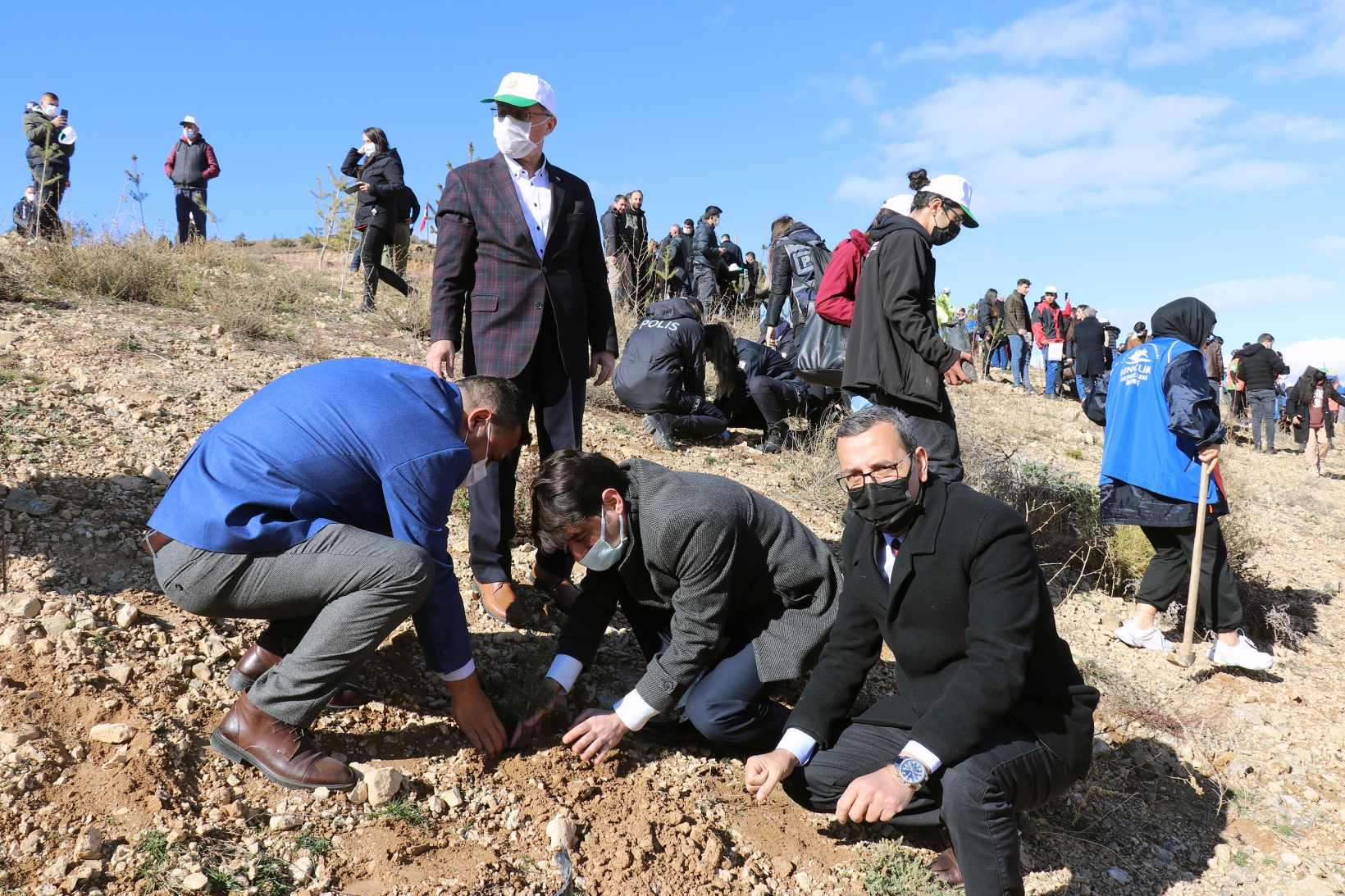 Gümüşhane’de Milli Ağaçlandırma Gününde binlerce fidan toprakla buluştu 7