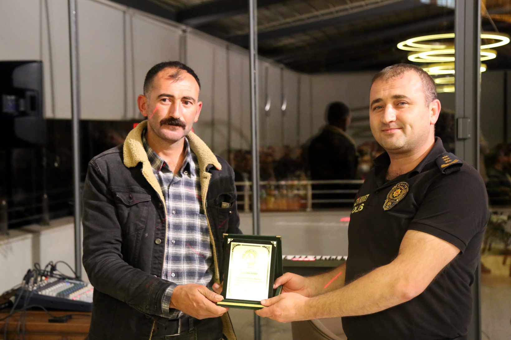 Orman kahramanlarına plaketleri verildi 17