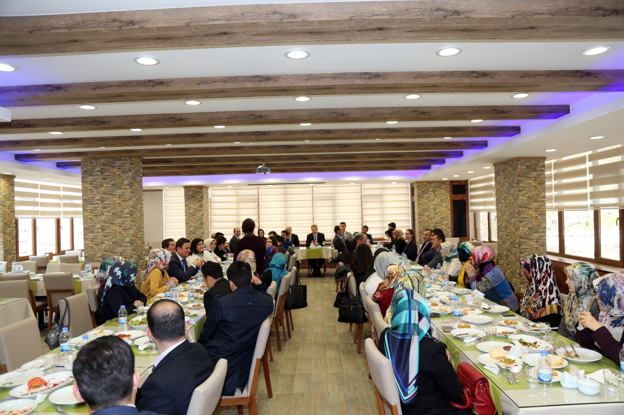 Vali Yavuz aday öğretmenlere seslendi 3