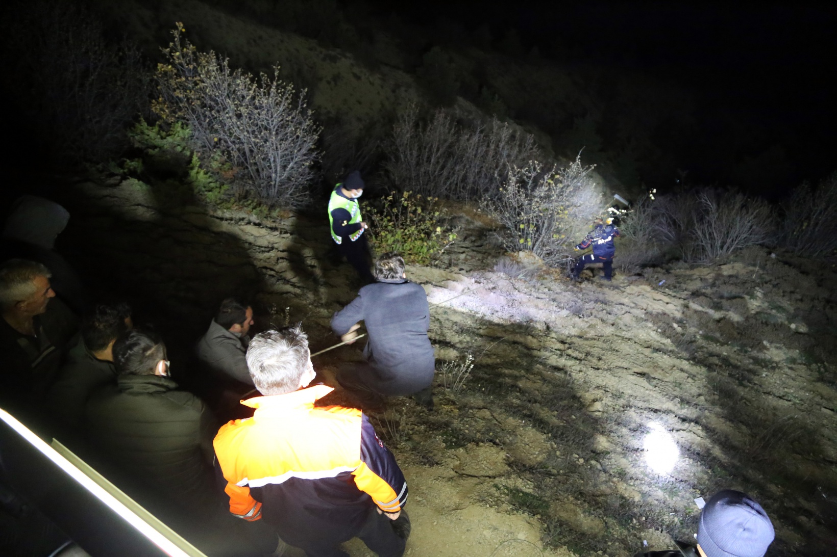 Gümüşhane’de kamyonet uçuruma yuvarlandı: 2 ölü, 1 yaralı 9