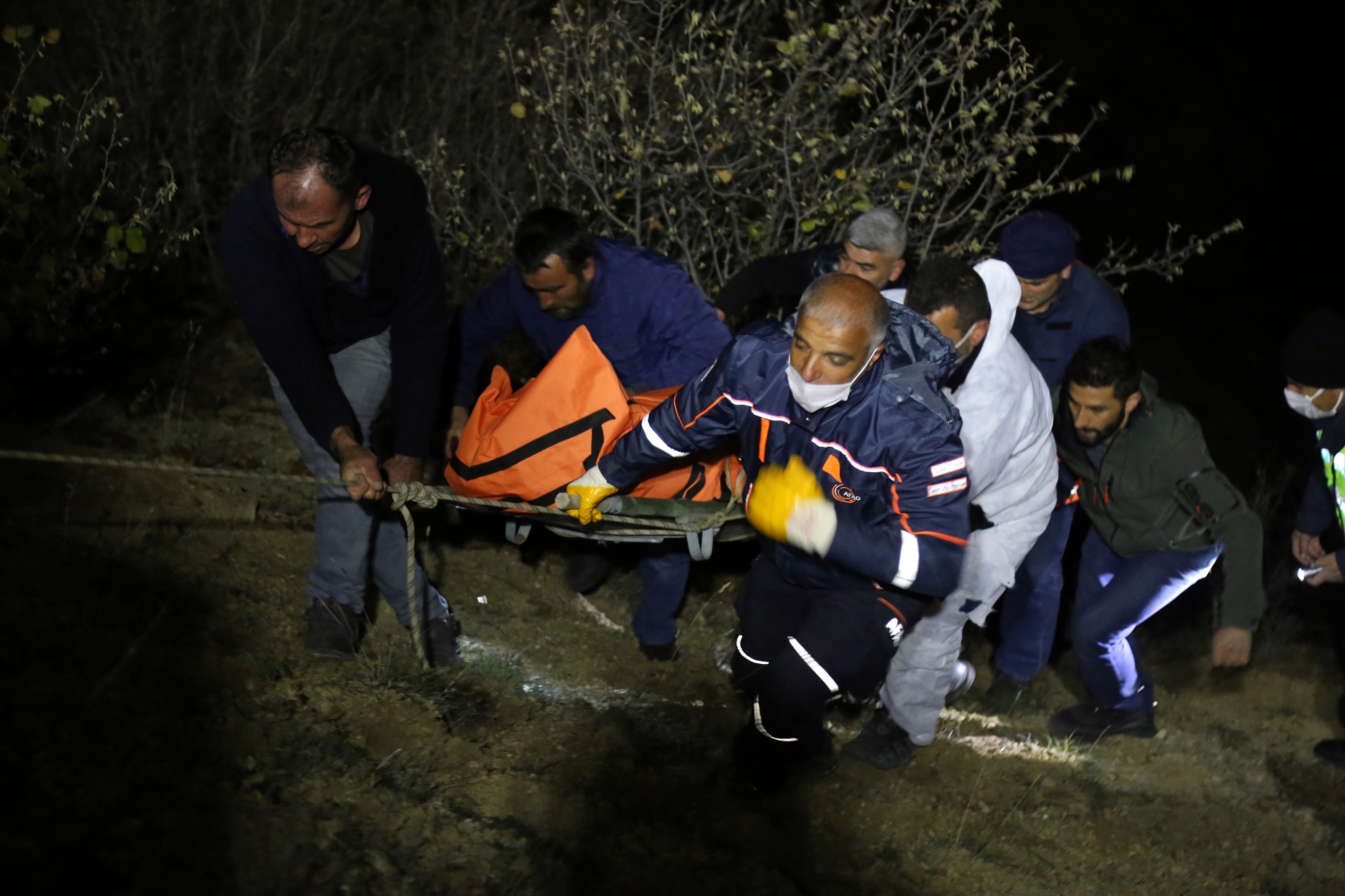 Gümüşhane’de kamyonet uçuruma yuvarlandı: 2 ölü, 1 yaralı 7