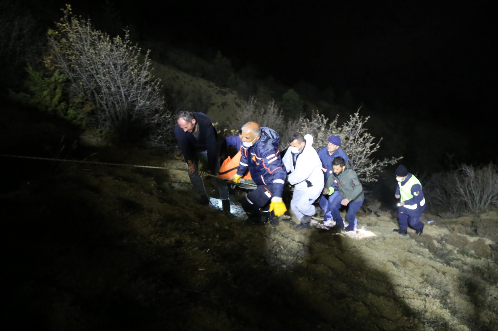 Gümüşhane’de kamyonet uçuruma yuvarlandı: 2 ölü, 1 yaralı 6