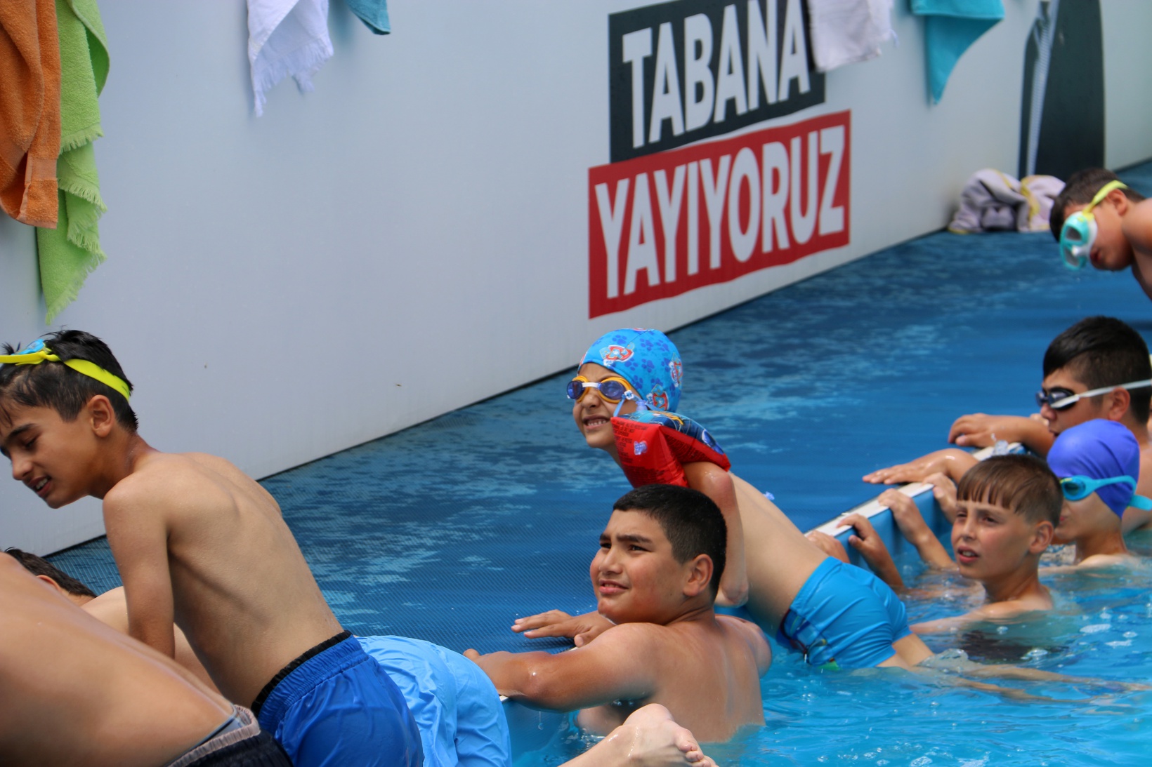 Portatif yüzme havuzları çocukların yüzünü güldürdü 16