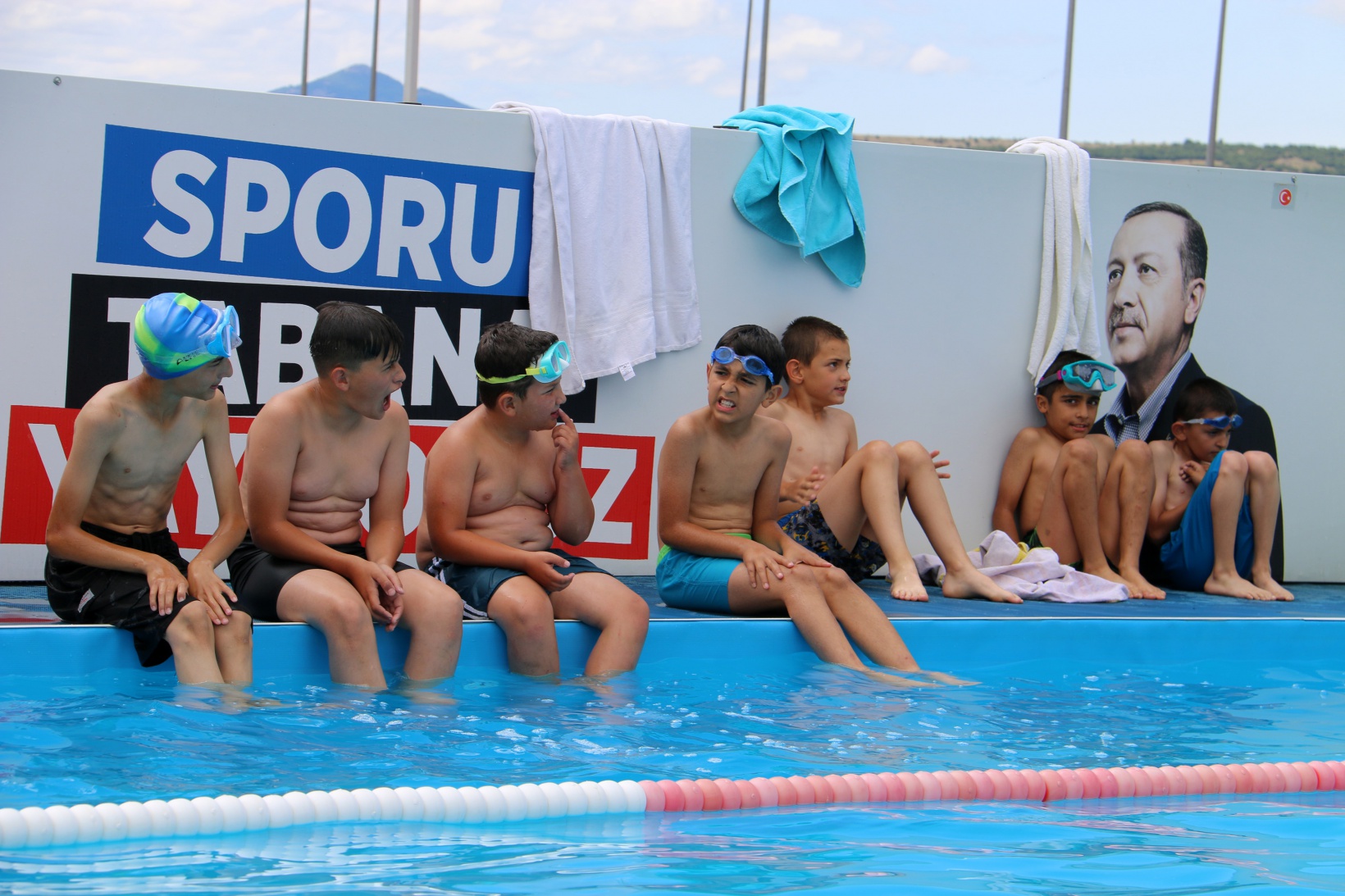 Portatif yüzme havuzları çocukların yüzünü güldürdü 9