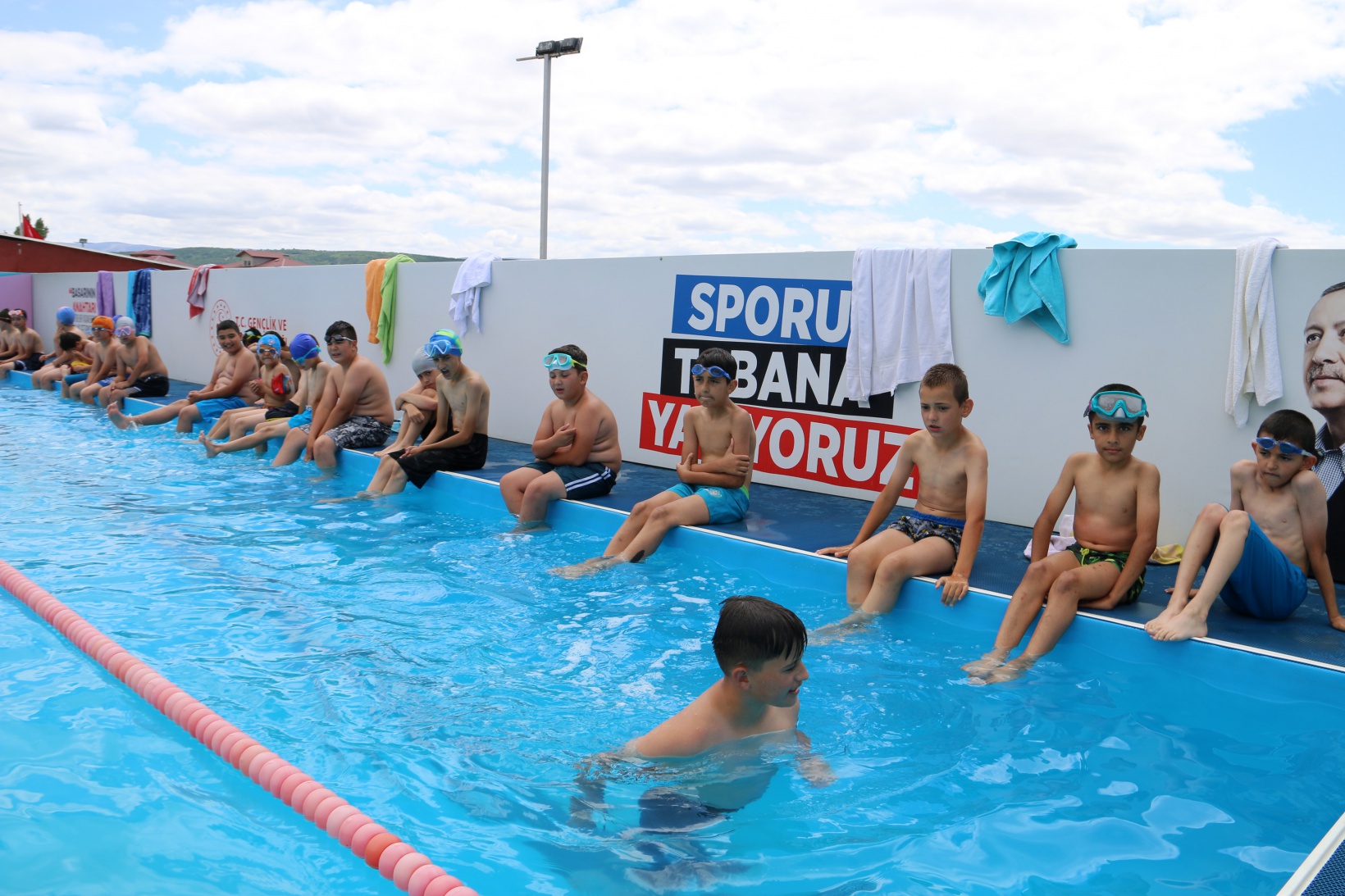 Portatif yüzme havuzları çocukların yüzünü güldürdü 13