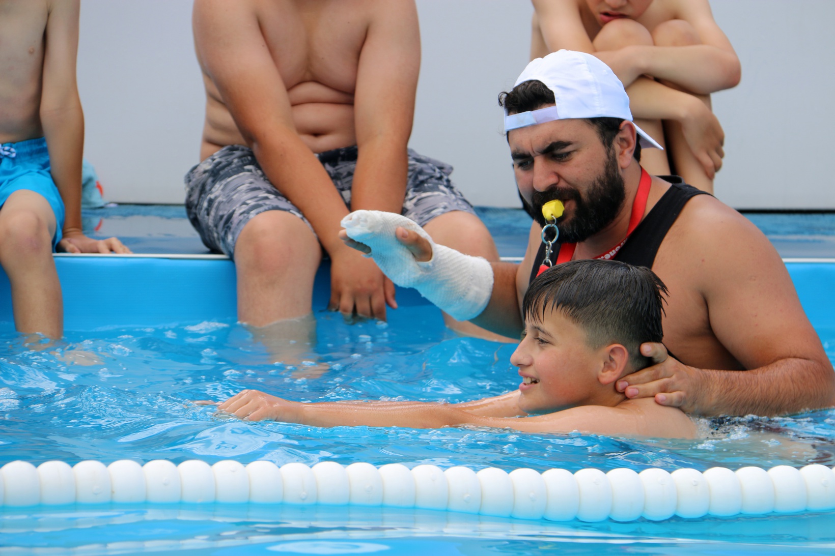 Portatif yüzme havuzları çocukların yüzünü güldürdü 20