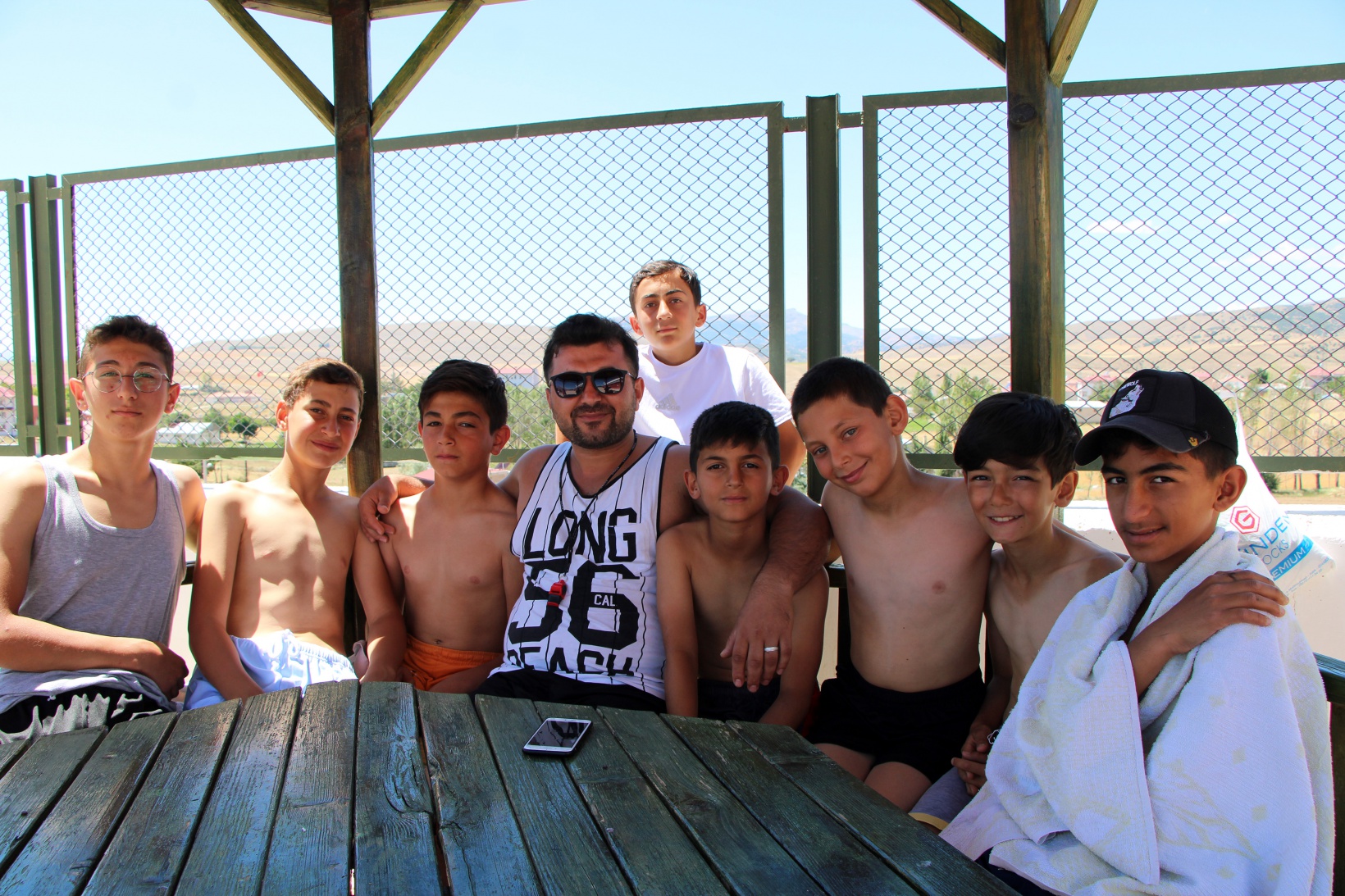 Bin 570 metre rakımdaki havuzda yüzmeyi öğreniyorlar 4