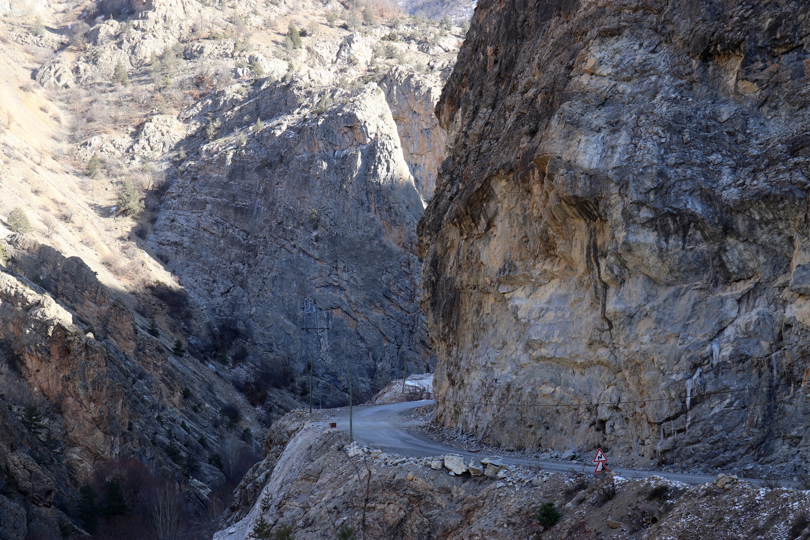 Grup yolundaki kaya düşme tehlikesi bertaraf edildi 3
