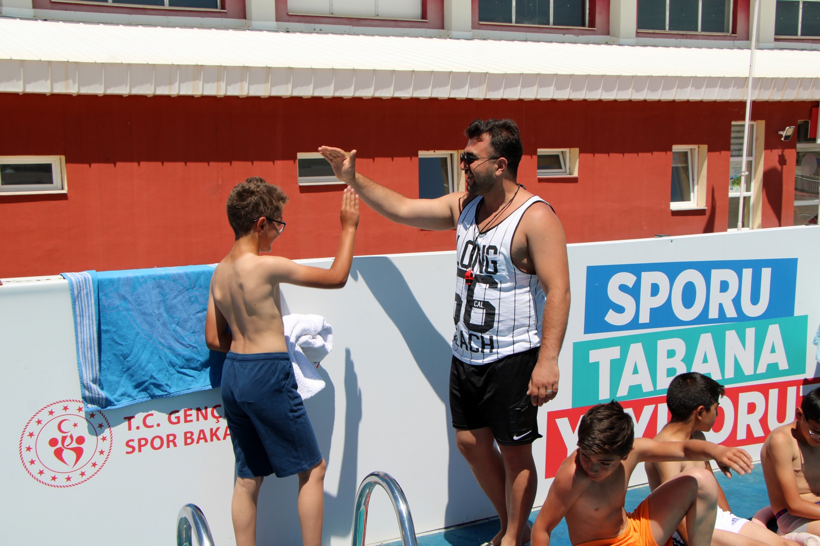 Bin 570 metre rakımdaki havuzda yüzmeyi öğreniyorlar 1