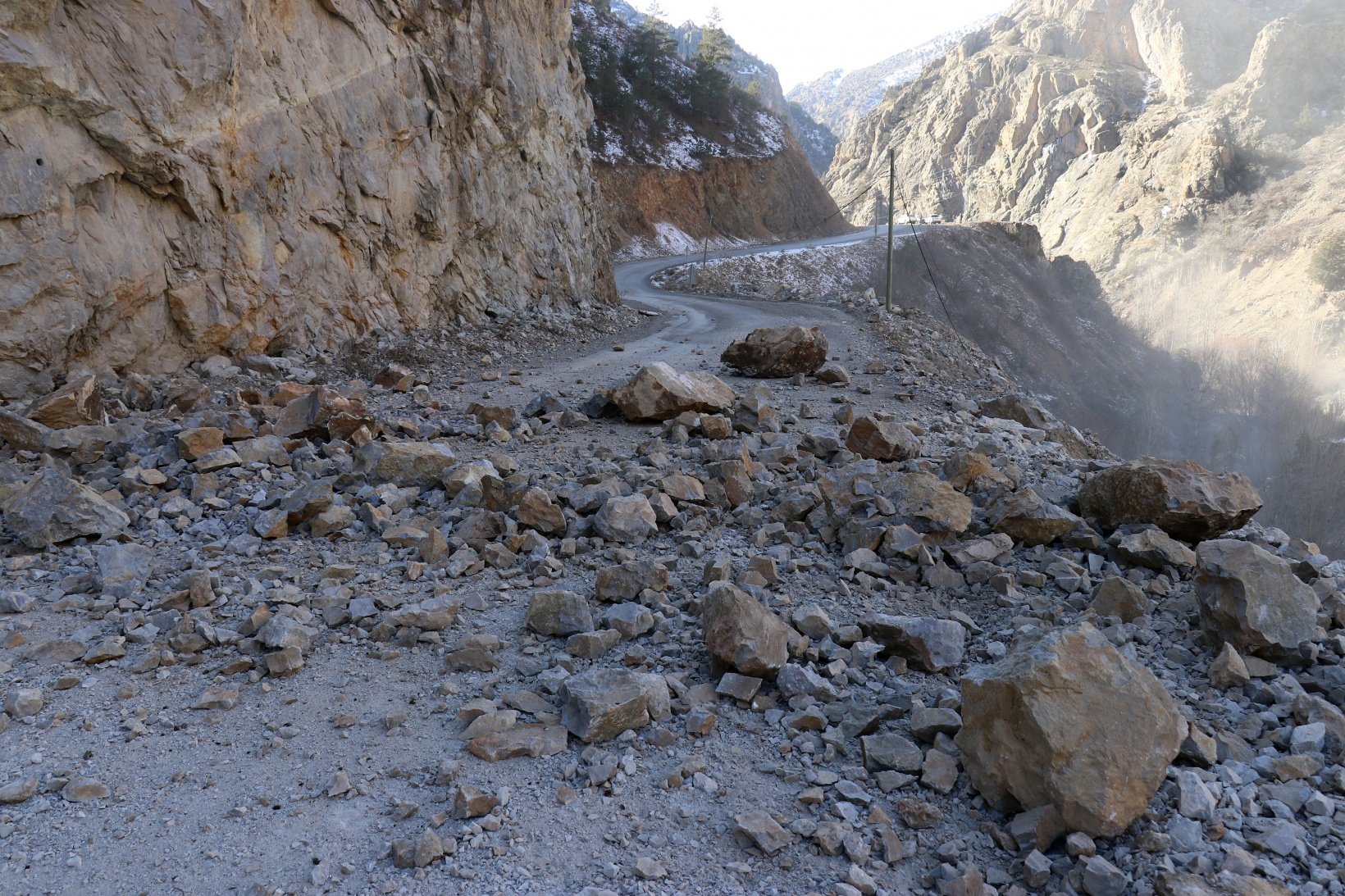 Grup yolundaki kaya düşme tehlikesi bertaraf edildi 6