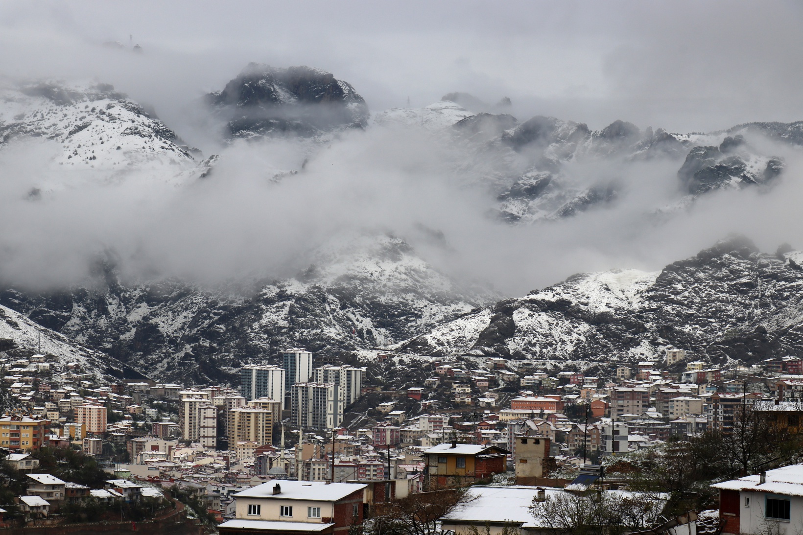 Gümüşhane Nisan ayının son günlerinde beyaz gelinliğini giydi 27