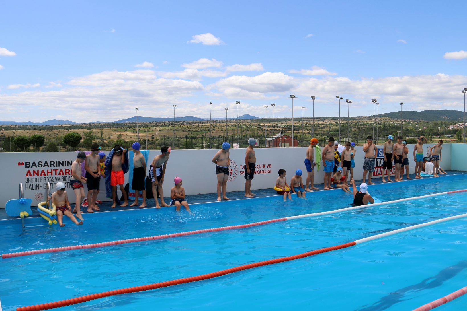 Portatif yüzme havuzları çocukların yüzünü güldürdü 4
